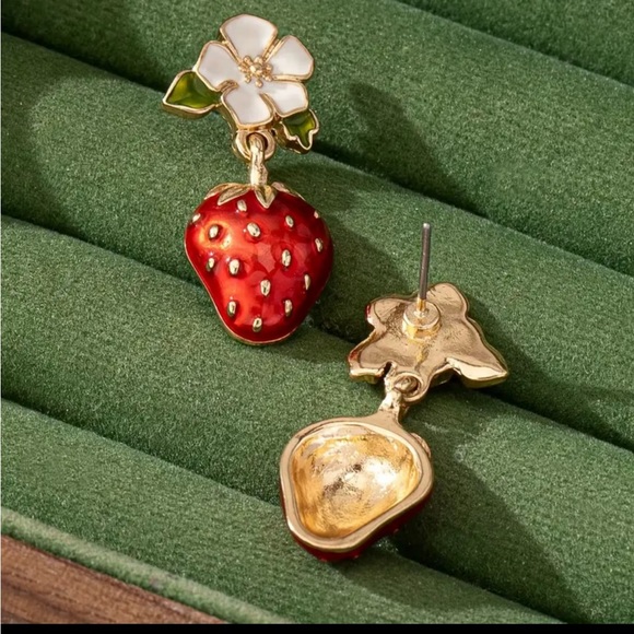 ♠️ KATE SPADE NEW YORK Gold Pendant Earrings With White Flower/Strawberry. - Picture 5 of 10